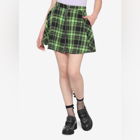 ⭐️HotTopic⭐️ Neon Green Skirt With Zipper - Picture 2 of 2